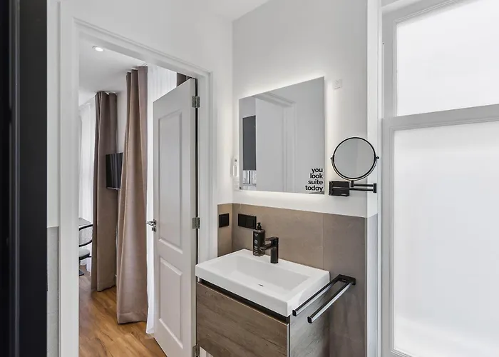 Limehome Nieuwstraat 3*